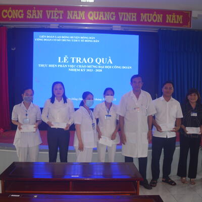 Dân Ban chấp hành Công đoàn Trung tâm Y tế huyện đã tổ chức lễ tặng quà hỗ trợ tới Viên chức, nhân viên và người lao động có hoàn cảnh khó khăn đang công tác, làm việc tại Trung tâm Y tế huyện và các Trạm y tế xã, thị trấn
