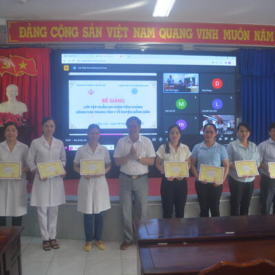 Tập huấn an toàn tiêm chủng cho cán bộ y tế huyện Hồng Dân