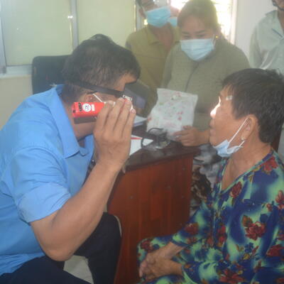 Trung tâm y tế huyện Hồng Dân khám bệnh, kiểm tra mắt cho người dân đã mổ đục thủy tinh thể (Cườm đá) tại huyện năm 2023.