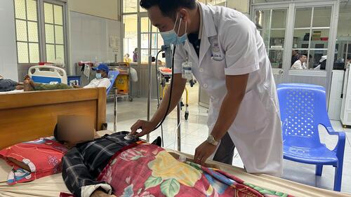 TRUNG TÂM Y TẾ KHU VỰC HỒNG DÂN KỊP THỜI HỖ TRỢ BỆNH NHÂN NGHÈO TỈNH CÀ MAU CHUYỂN TUYẾN ĐIỀU TRỊ